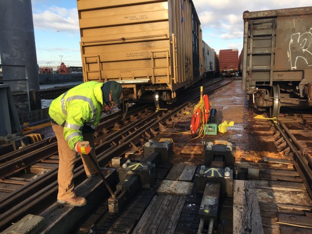 nynjr-worker-locking-in-carfloat-with-pins